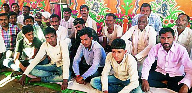 Fasting for Pandan road in the adoptive village of MLA | आमदारांच्या दत्तक गावात पांदण रस्त्यासाठी उपोषण Fasting for Pandan road in the adoptive village of MLA | आमदारांच्या दत्तक गावात पांदण रस्त्यासाठी उपोषण