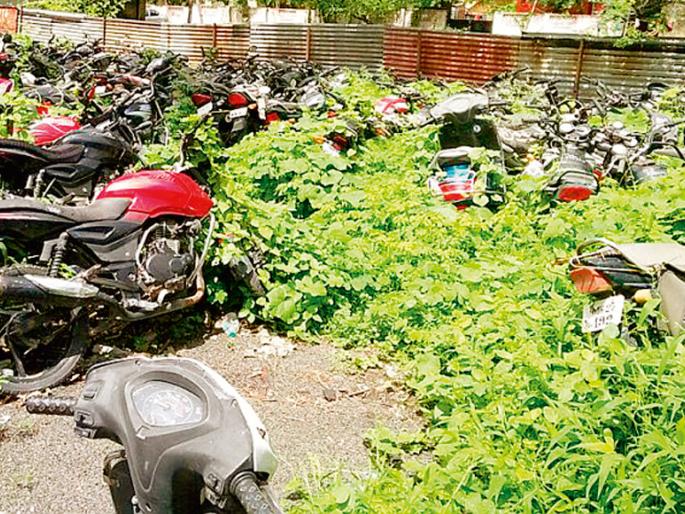 paolaisa-thaanayaataila-bhangaara-daengayauucayaa-daasaancaa-adadaa | पोलीस ठाण्यातील भंगार डेंग्यूच्या डासांचा अड्डा paolaisa-thaanayaataila-bhangaara-daengayauucayaa-daasaancaa-adadaa | पोलीस ठाण्यातील भंगार डेंग्यूच्या डासांचा अड्डा