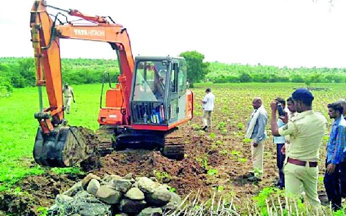 The encroachment of the forest department is removed | वन विभागाची अतिक्रमण हटाओ मोहीम The encroachment of the forest department is removed | वन विभागाची अतिक्रमण हटाओ मोहीम