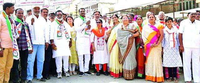 NCP's 'answer two' footpath from Arni | आर्णीतून राष्ट्रवादीची ‘जवाब दो’ पदयात्रा NCP's 'answer two' footpath from Arni | आर्णीतून राष्ट्रवादीची ‘जवाब दो’ पदयात्रा