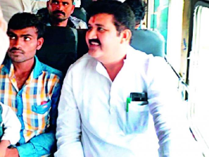 The Janata Darbar in the running 'ST' bus in the state's revenue department | महसूल राज्यमंत्र्यांचा धावत्या ‘एसटी’ बसमध्ये जनता दरबार