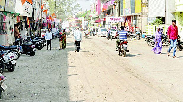 Four-fourths of the roads in business | रस्ता चौपदरीकरणात व्यवसाय चौपट Four-fourths of the roads in business | रस्ता चौपदरीकरणात व्यवसाय चौपट