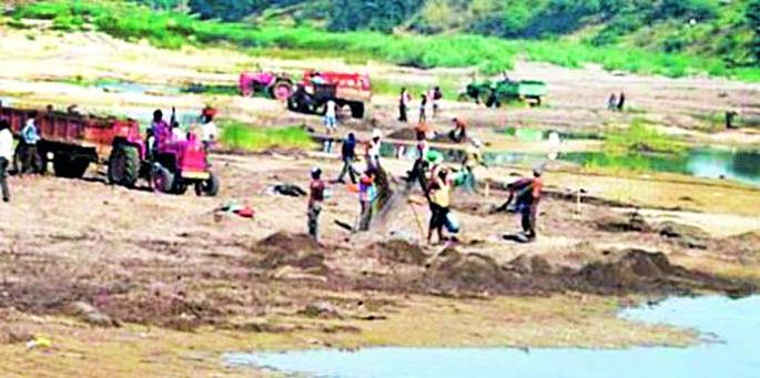 Offshore smuggling is beyond the control of the revenue system | रेती तस्करी महसूल यंत्रणेच्या नियंत्रणाबाहेर