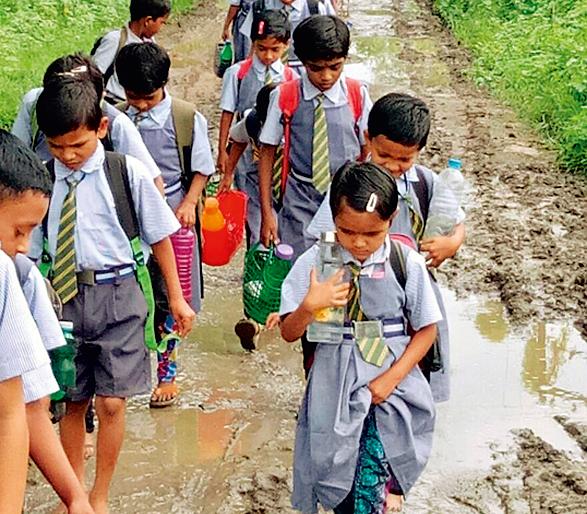 A trunk road of Katiyakut. Run my school to the school! | काट्याकुट्याचा तुडवित रस्ता.. शाळेला चल माझ्या दोस्ता! A trunk road of Katiyakut. Run my school to the school! | काट्याकुट्याचा तुडवित रस्ता.. शाळेला चल माझ्या दोस्ता!