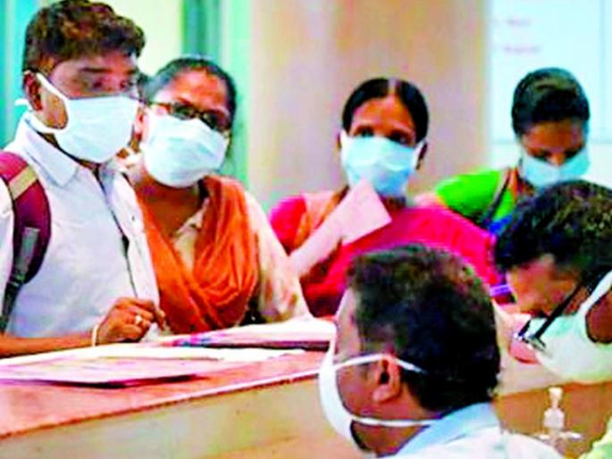 Rs 50 mask for Rs 250 on customers | ५० रुपयांचा मास्क २५० रुपयात ग्राहकांच्या माथी Rs 50 mask for Rs 250 on customers | ५० रुपयांचा मास्क २५० रुपयात ग्राहकांच्या माथी