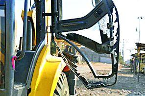 Due to the water scarcity, the citizens made the JCB settlement | पाणीटंचाईमुळे नागरिकांनी केली जेसीबीची तोडफोड Due to the water scarcity, the citizens made the JCB settlement | पाणीटंचाईमुळे नागरिकांनी केली जेसीबीची तोडफोड