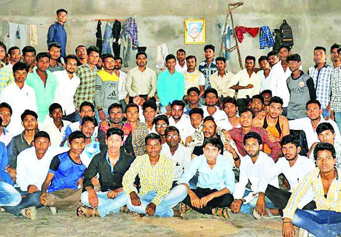 Kondwada of tribal hostel | आदिवासी वसतिगृहाचा झाला कोंडवाडा Kondwada of tribal hostel | आदिवासी वसतिगृहाचा झाला कोंडवाडा