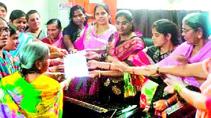 Arnie's women strike on the municipal council | आर्णीच्या महिलांची नगरपरिषदेवर धडक Arnie's women strike on the municipal council | आर्णीच्या महिलांची नगरपरिषदेवर धडक