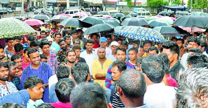 Youth Front in Compensation | भरपावसात युवकांचा मोर्चा Youth Front in Compensation | भरपावसात युवकांचा मोर्चा
