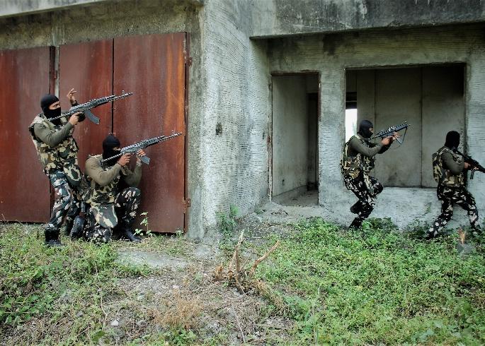 'Elimination of terrorists' hidden in Lullanagar by army and police | चित्रपटाला शोभेल 'असा' थरार..! लष्कर आणि पोलिसांकडून लुल्लानगरमध्ये लपलेल्या 'दहशतवाद्यांचा खात्मा’