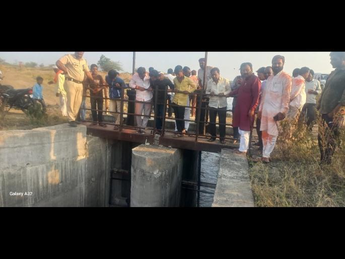 Farmers cheered by performing water puja in Darganhalli, Rampur lake | उजनीचे पाणी दर्गनहळ्ळी, रामपूर तलावात, जलपूजन करुन शेतकऱ्यांनी केला जल्लोष Farmers cheered by performing water puja in Darganhalli, Rampur lake | उजनीचे पाणी दर्गनहळ्ळी, रामपूर तलावात, जलपूजन करुन शेतकऱ्यांनी केला जल्लोष