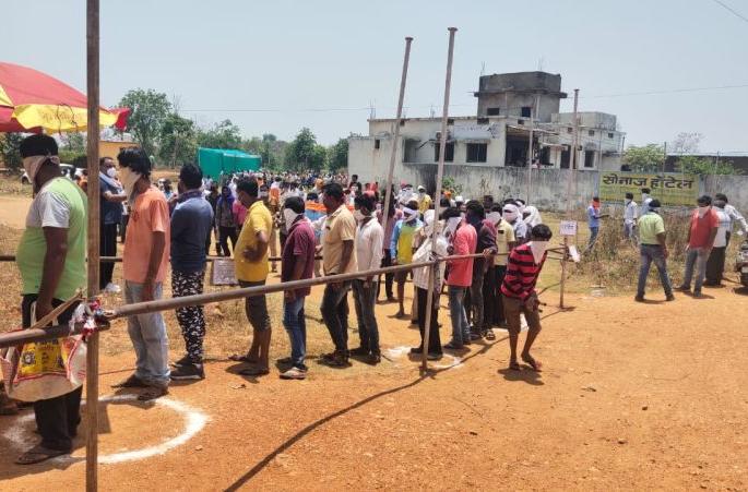 Huge crowd to buy liquor in Sakoli in Bhandara district | भंडारा जिल्ह्यातील साकोलीत दारू खरेदीसाठी प्रचंड गर्दी