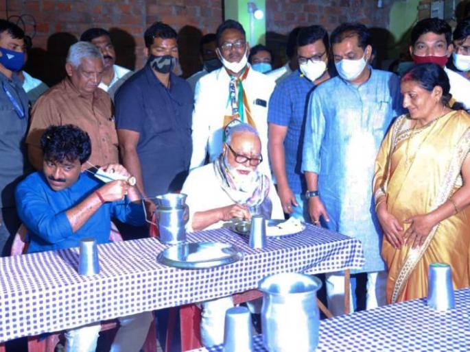 Chhagan Bhujbal tasted Patodi gravy and Varana at Shivbhojana | छगन भुजबळांनी चाखला शिवभोजनात पाटोडी रस्सा Chhagan Bhujbal tasted Patodi gravy and Varana at Shivbhojana | छगन भुजबळांनी चाखला शिवभोजनात पाटोडी रस्सा