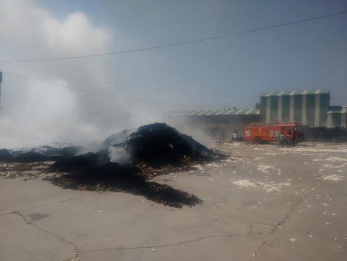 Massive fire at Mukutban in Yavatmal district: 2,000 quintals of cotton burnt | यवतमाळ जिल्ह्यात मुकूटबन येथील भीषण आग: दोन हजार क्विंटल कापूस खाक