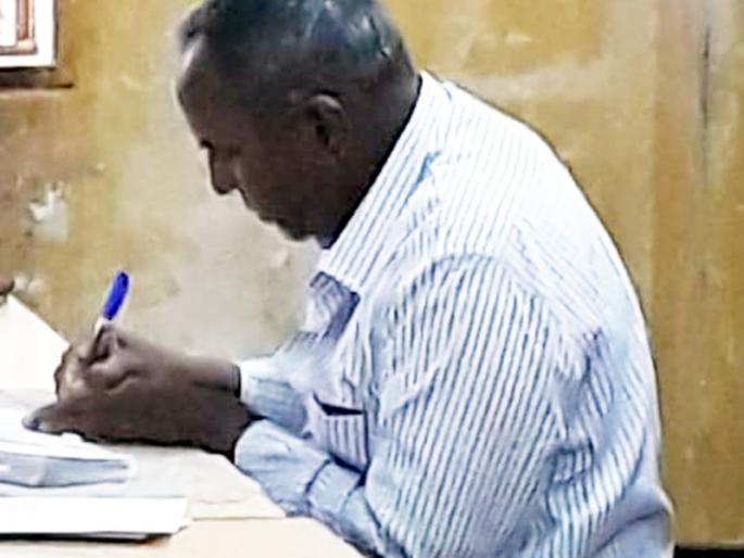 While accepting the bribe saying this of my acquaintance, Madam, one of them was caught red handed in Solapur | मॅडम माझ्या परिचयाच्या असे म्हणत लाच स्वीकारताना सोलापुरात एकाला रंगेहाथ पकडले  While accepting the bribe saying this of my acquaintance, Madam, one of them was caught red handed in Solapur | मॅडम माझ्या परिचयाच्या असे म्हणत लाच स्वीकारताना सोलापुरात एकाला रंगेहाथ पकडले