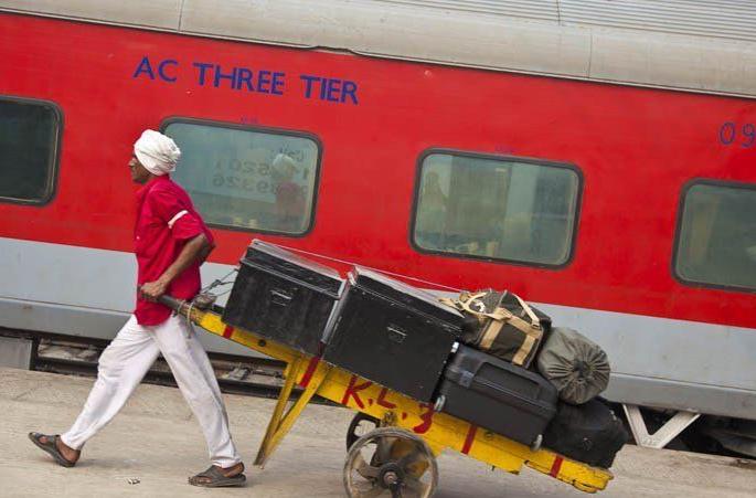 If you take extra luggage on the train now, you will have to pay a fine | रेल्वेत आता जास्तीचे सामान न्याल तर भरावा लागेल दंड If you take extra luggage on the train now, you will have to pay a fine | रेल्वेत आता जास्तीचे सामान न्याल तर भरावा लागेल दंड