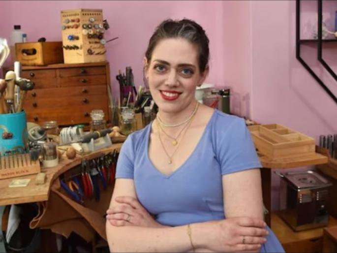 Woman earns in lakhs by flipping junk on facebook | एका पैशाचीही गुंतवणूक न करता लाखो कमावते ही महिला, तुम्हीही करू शकता हे काम! Woman earns in lakhs by flipping junk on facebook | एका पैशाचीही गुंतवणूक न करता लाखो कमावते ही महिला, तुम्हीही करू शकता हे काम!