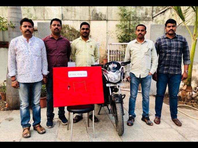 A young man caught who steal old man's gold chain near the market yard | वृद्धाला गाठून सोनसाखळी चोरणाऱ्या तरुणाला मार्केट यार्डजवळ पकडलं A young man caught who steal old man's gold chain near the market yard | वृद्धाला गाठून सोनसाखळी चोरणाऱ्या तरुणाला मार्केट यार्डजवळ पकडलं