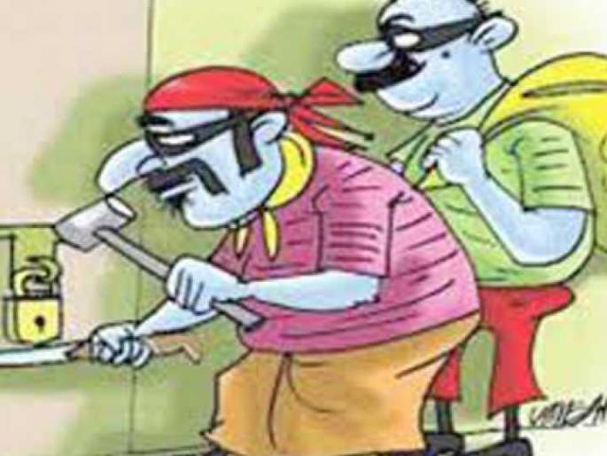 Asha worker's house in Shivaji Nagar was blown up; Theft of jewelery worth Rs 2 lakh | शिवाजी नगरातील आशा वर्करचे घर फोडले; पावणे दोन लाखांच्या दागिन्यांची चोरी