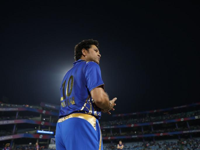 IPL 2019: Sachin Tendulkar done pitch survey in mumbai indians match | IPL 2019 : या पीचमध्ये दडलंय काय, सचिन तेंडुलकरने केली खेळपट्टीची पाहणी