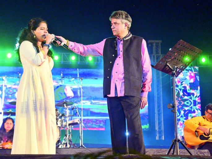 Khasdar Cultural Festival; practice for 'daughter of Vadkar and' cut off in orchestras | खासदार सांस्कृतिक महोत्सव; वाडकरांच्या कन्येचा ‘रियाज’ अन् वाद्यवृंदांची ‘काटकसर’ Khasdar Cultural Festival; practice for 'daughter of Vadkar and' cut off in orchestras | खासदार सांस्कृतिक महोत्सव; वाडकरांच्या कन्येचा ‘रियाज’ अन् वाद्यवृंदांची ‘काटकसर’
