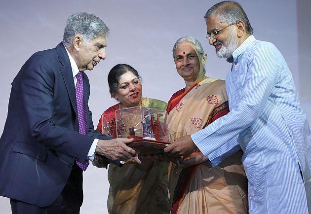 Dr. Abhay Bung awarded by JRD Tata award | डॉ. अभय बंग जेआरडी टाटा अवॉर्डने सन्मानित Dr. Abhay Bung awarded by JRD Tata award | डॉ. अभय बंग जेआरडी टाटा अवॉर्डने सन्मानित