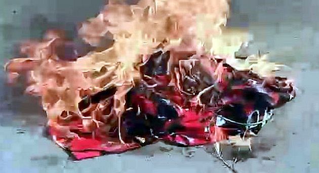 Maoist banners were burnt by women and students in Gadchiroli district | गडचिरोली जिल्ह्यात महिला व विद्यार्थिनींनी जाळले नक्षली बॅनर Maoist banners were burnt by women and students in Gadchiroli district | गडचिरोली जिल्ह्यात महिला व विद्यार्थिनींनी जाळले नक्षली बॅनर