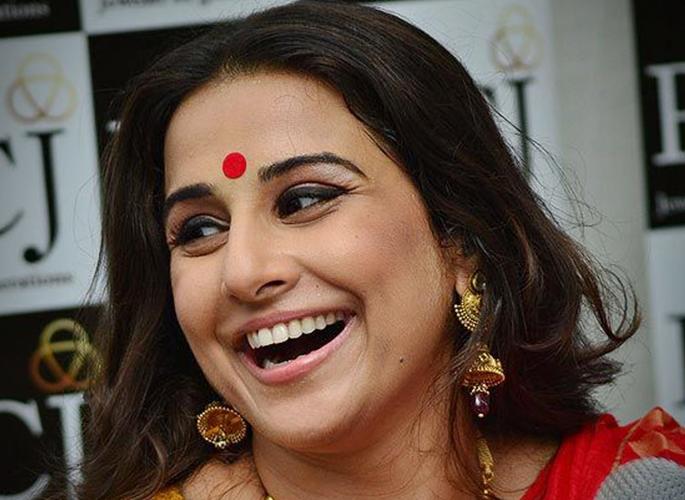vidya balan enters like a thief in hotel video viral | चोरपावलांनी खिडकीतून खोलीत शिरली विद्या बालन, पाहा व्हिडीओ vidya balan enters like a thief in hotel video viral | चोरपावलांनी खिडकीतून खोलीत शिरली विद्या बालन, पाहा व्हिडीओ