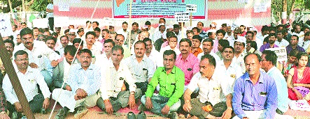 Primary teachers association in Aurangabad | औरंगाबादेत प्राथमिक शिक्षक संघाचे धरणे Primary teachers association in Aurangabad | औरंगाबादेत प्राथमिक शिक्षक संघाचे धरणे