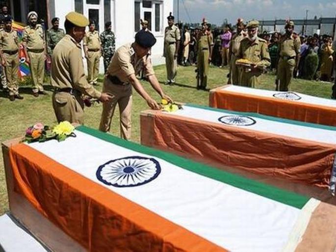 intercepted chats show pakistan behind spo killings claims agencies | जम्मू-काश्मीरमधील पोलिसांच्या हत्येमागे पाकिस्तानचाच हात; पुरावे समोर intercepted chats show pakistan behind spo killings claims agencies | जम्मू-काश्मीरमधील पोलिसांच्या हत्येमागे पाकिस्तानचाच हात; पुरावे समोर