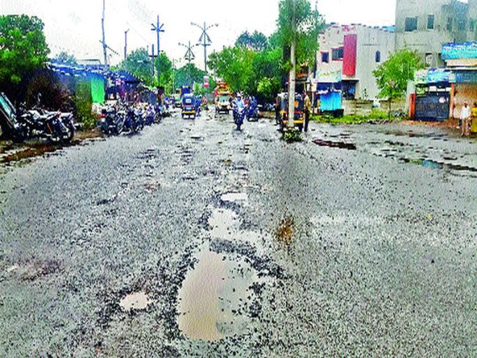 Pits the road parallel to the highway | महामार्गाच्या समांतर रस्त्याला खड्डे Pits the road parallel to the highway | महामार्गाच्या समांतर रस्त्याला खड्डे