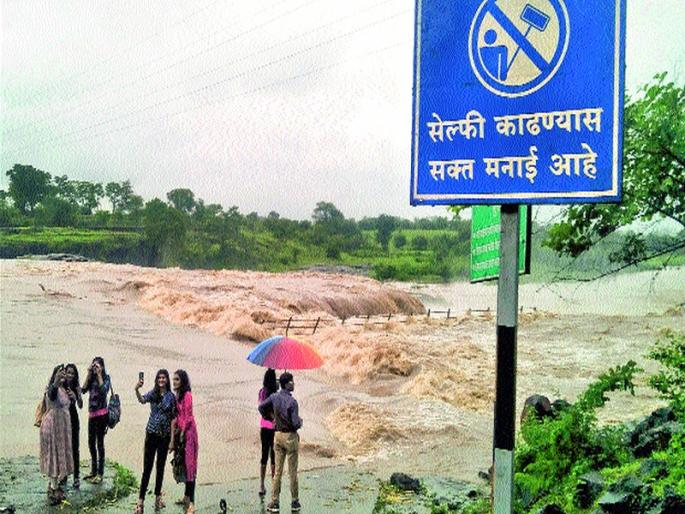 'No selfie zones' are becoming selfie zones | ‘नो सेल्फी झोन’च बनत आहेत सेल्फी झोन  'No selfie zones' are becoming selfie zones | ‘नो सेल्फी झोन’च बनत आहेत सेल्फी झोन