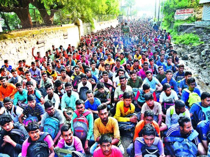 Thousands of youths present for 3 posts of army | लष्कराच्या ६३ जागांसाठी ३० हजार तरुणांची हजेरी Thousands of youths present for 3 posts of army | लष्कराच्या ६३ जागांसाठी ३० हजार तरुणांची हजेरी