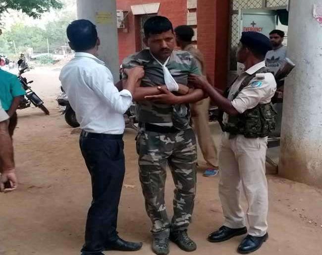 State office refused to open gate; Police beat up policemen | प्रदेश कार्यालयाचे गेट उघडण्यास नकार दिला; पोलिसाला भाजपा नेत्यांकडून मारहाण