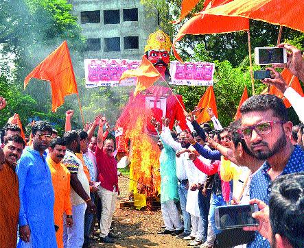 Dashavatar's 'combustion' | महागाईच्या दशावताराचे ‘दहन’ Dashavatar's 'combustion' | महागाईच्या दशावताराचे ‘दहन’