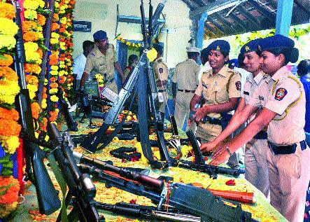 Police Commissioner's Arms Pooja | पोलीस आयुक्तांनी केले शस्त्रपूजन Police Commissioner's Arms Pooja | पोलीस आयुक्तांनी केले शस्त्रपूजन