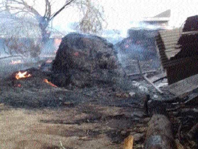 A fire with draped wire strings | डाकेपिंप्रीत तारांच्या घर्षणाने आग