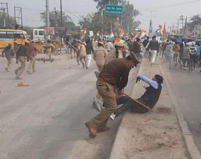 Police baton charge on Congress marchers, many injured in UP | काँग्रेसच्या पदयात्रेतील कार्यकर्त्यांवर पोलिसांचा लाठीचार्ज, अनेकजण जखमी