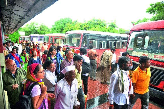 Due to the fear of rainless vehicles to Mumbai | पावसाच्या भीतीने मुंबईकडे तुरळक वाहने Due to the fear of rainless vehicles to Mumbai | पावसाच्या भीतीने मुंबईकडे तुरळक वाहने