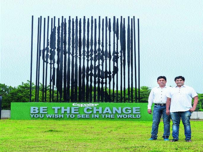 Nashik, the world's largest Gandhiji metallurgy | जगातील सर्वांत मोठे गांधीजींचे धातुशिल्प नाशिकमध्ये Nashik, the world's largest Gandhiji metallurgy | जगातील सर्वांत मोठे गांधीजींचे धातुशिल्प नाशिकमध्ये