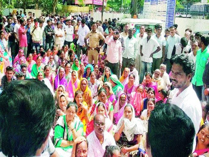 Citizen targets at Ambad police station | अंबड पोलीस ठाण्यात नागरिकांचा ठिय्या Citizen targets at Ambad police station | अंबड पोलीस ठाण्यात नागरिकांचा ठिय्या