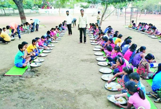 The mother has gone to work, the child is running the school | आई गेली मजुरीला, शाळाच सांभाळतेय लेकराला The mother has gone to work, the child is running the school | आई गेली मजुरीला, शाळाच सांभाळतेय लेकराला