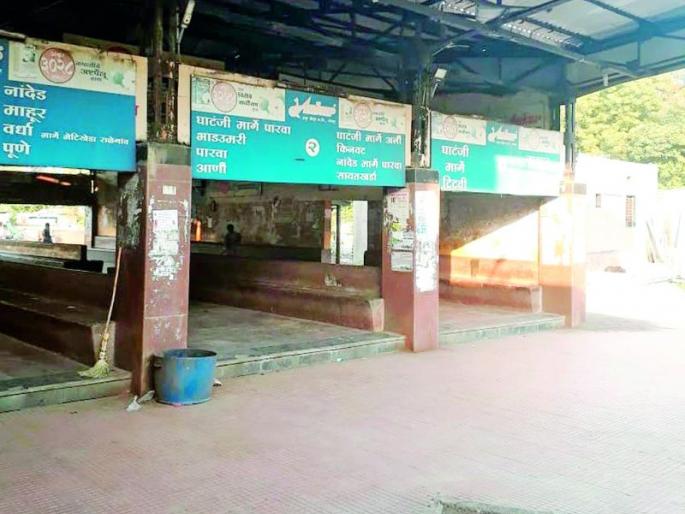 The strike hit ST for the third day in a row | एसटीला सलग तिसऱ्या दिवशी आंदोलनाचा फटका The strike hit ST for the third day in a row | एसटीला सलग तिसऱ्या दिवशी आंदोलनाचा फटका