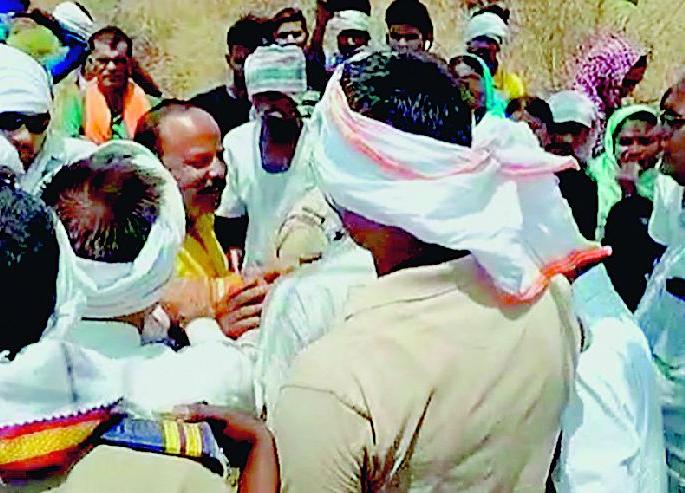 controversy erupts in dam victims' movement, political fight between bjp mla and shiv sena district president | धरणग्रस्तांच्या आंदोलनात वादाची ठिणगी; आजी-माजी आमदारांत बाचाबाची