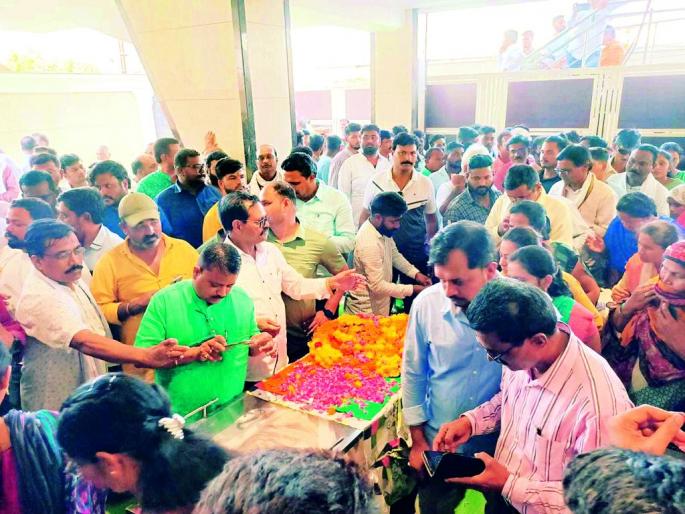 Citizens shed tears after seeing Balubhau's body; Alot crowd for funeral | बाळूभाऊंचे पार्थिव पाहून नागरिकांचे अश्रू अनावर; अंत्यदर्शनासाठी अलोट गर्दी Citizens shed tears after seeing Balubhau's body; Alot crowd for funeral | बाळूभाऊंचे पार्थिव पाहून नागरिकांचे अश्रू अनावर; अंत्यदर्शनासाठी अलोट गर्दी