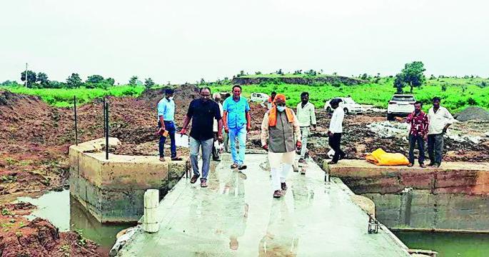 MLAs reached the dam on the complaint of farmers | शेतकऱ्यांच्या तक्रारीवरून आमदार पोहोचले बांधावर MLAs reached the dam on the complaint of farmers | शेतकऱ्यांच्या तक्रारीवरून आमदार पोहोचले बांधावर
