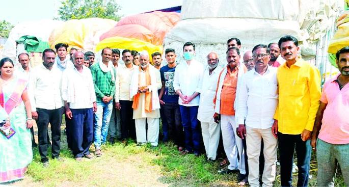 In Selut, the price of cotton reached Rs 8,166 this year | सेलूत यंदा कापसाचा भाव पोहोचला 8 हजार 166 रुपयांवर In Selut, the price of cotton reached Rs 8,166 this year | सेलूत यंदा कापसाचा भाव पोहोचला 8 हजार 166 रुपयांवर