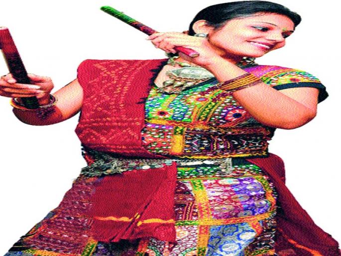 Dandiya in the city, the start of the heat wave | शहरात दांडिया, गरबाची उत्साहात सुरुवात Dandiya in the city, the start of the heat wave | शहरात दांडिया, गरबाची उत्साहात सुरुवात