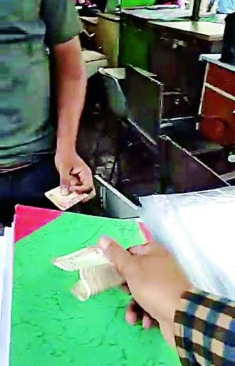 Lakhs of merchandise from stamp sale in Nagpur | नागपुरात मुद्रांक विक्रीतून लाखोंची वरकमाई Lakhs of merchandise from stamp sale in Nagpur | नागपुरात मुद्रांक विक्रीतून लाखोंची वरकमाई