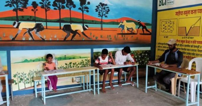 old place converted into Library in Chandrapur district | चंद्रपूर जिल्ह्यात कोंडवाड्याचे रूपांतर चक्क वाचनालयात old place converted into Library in Chandrapur district | चंद्रपूर जिल्ह्यात कोंडवाड्याचे रूपांतर चक्क वाचनालयात